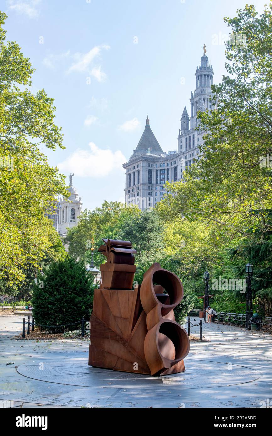 New York City, NY, USA – August 2022; eine der Skulpturen aus rostrotem Corten Steel im Rahmen der Ausstellung „Life in the Abstract“ Stockfoto