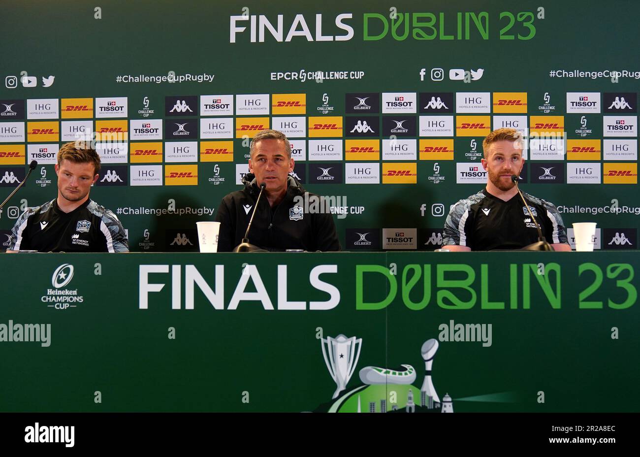 Cheftrainer Franco Smith (Mitte) der Glasgow Warriors mit George Horne (links) und Kyle Steyn während einer Pressekonferenz im Aviva-Stadion in Dublin, Irland. Foto: Donnerstag, 18. Mai 2023. Stockfoto