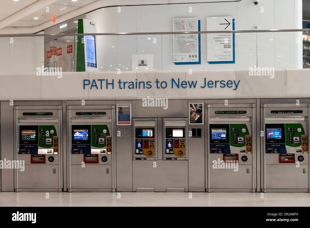 New York City, NY, USA - August 2022; Fahrkartenautomaten im Inneren aus nächster Nähe am BAHNSTEIG PATH Stockfoto