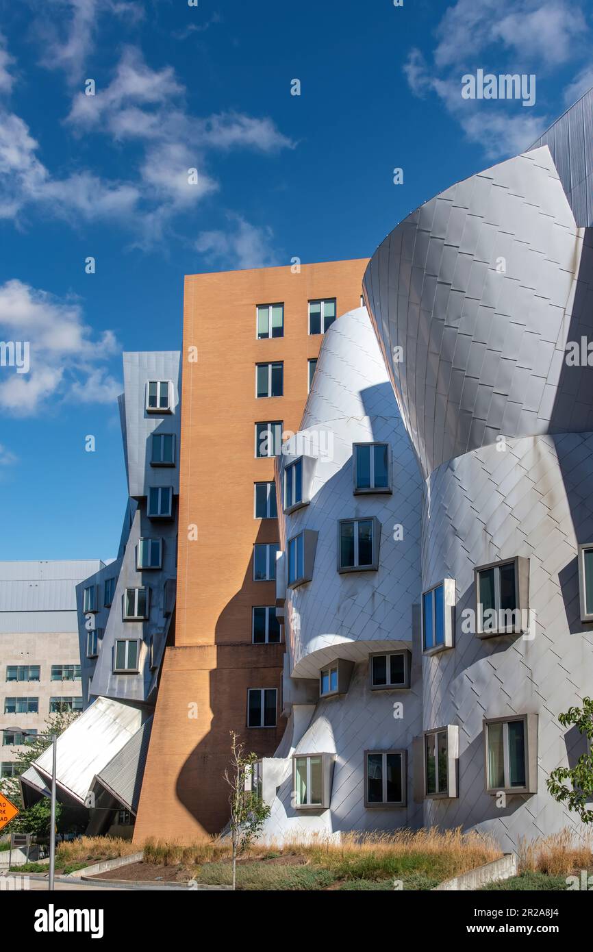 Boston, MA, USA-August 2022; Vertikale Ansicht des Ray and Maria Stata Center oder Gebäude 32, entworfen von Frank Gehry Stockfoto