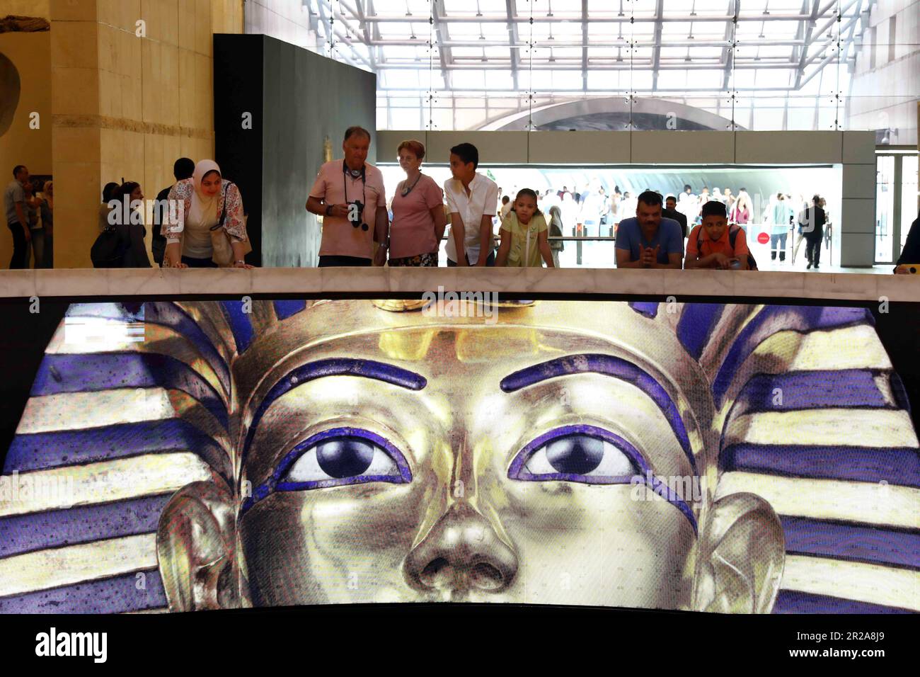 Kairo, Ägypten. 18. Mai 2023. Besucher besuchen das Nationale Museum der ägyptischen Zivilisation am Internationalen Museumstag in Kairo, Ägypten, am 18. Mai 2023. Kredit: Ahmed Gomaa/Xinhua/Alamy Live News Stockfoto