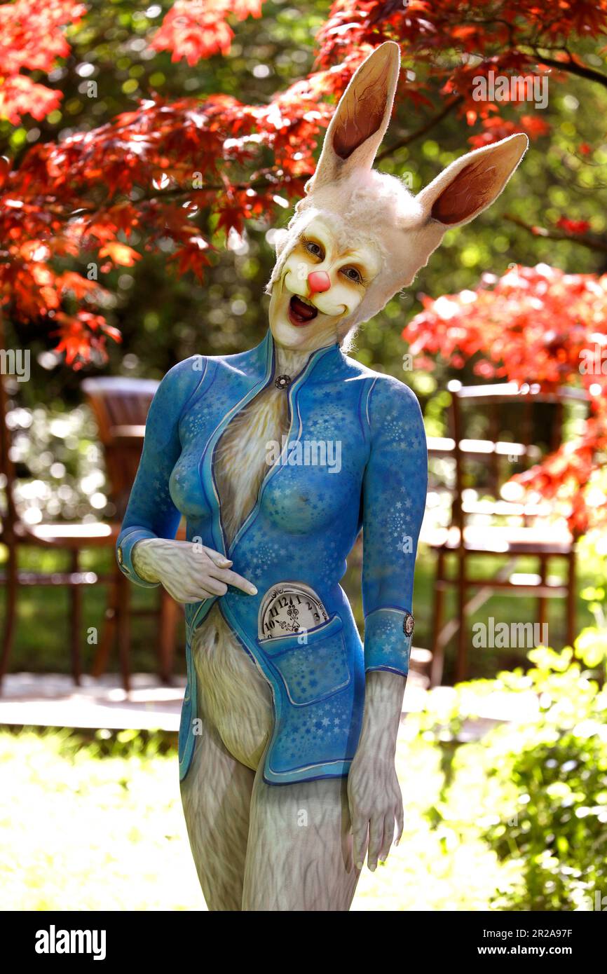 GEEK ART - Bodypainting und Transformaking: Alice im Wunderland fotografiert mit Janina als dem Weißen Kaninchen im Czarnecki-Garten. Hamelin am 18. Mai 2023 - Ein Projekt des Fotografen Tschiponnique Skupin und Bodypainter Enrico Lein Stockfoto