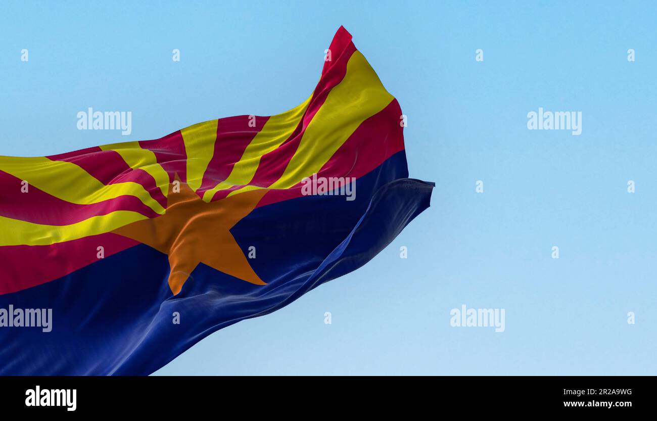 Die Flagge Arizonas, die an klaren Tagen im Wind winkt. Kupferstern, 13 rote und gelbe Strahlen und eine blaue untere Hälfte. Rendern der 3D-Darstellung. Flattern Stockfoto