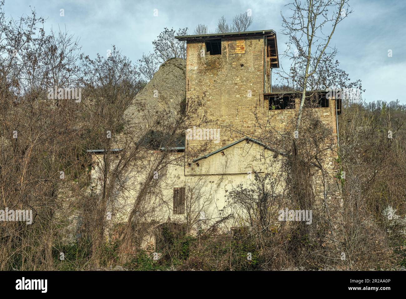 Die Ruinen des Gebäudes, das als Ofen des Gipssteinbruchs in Vezzano sul Crostolo genutzt wurde. Provinz Reggio Emilia, Emilia Romagna, Italien, Europa Stockfoto