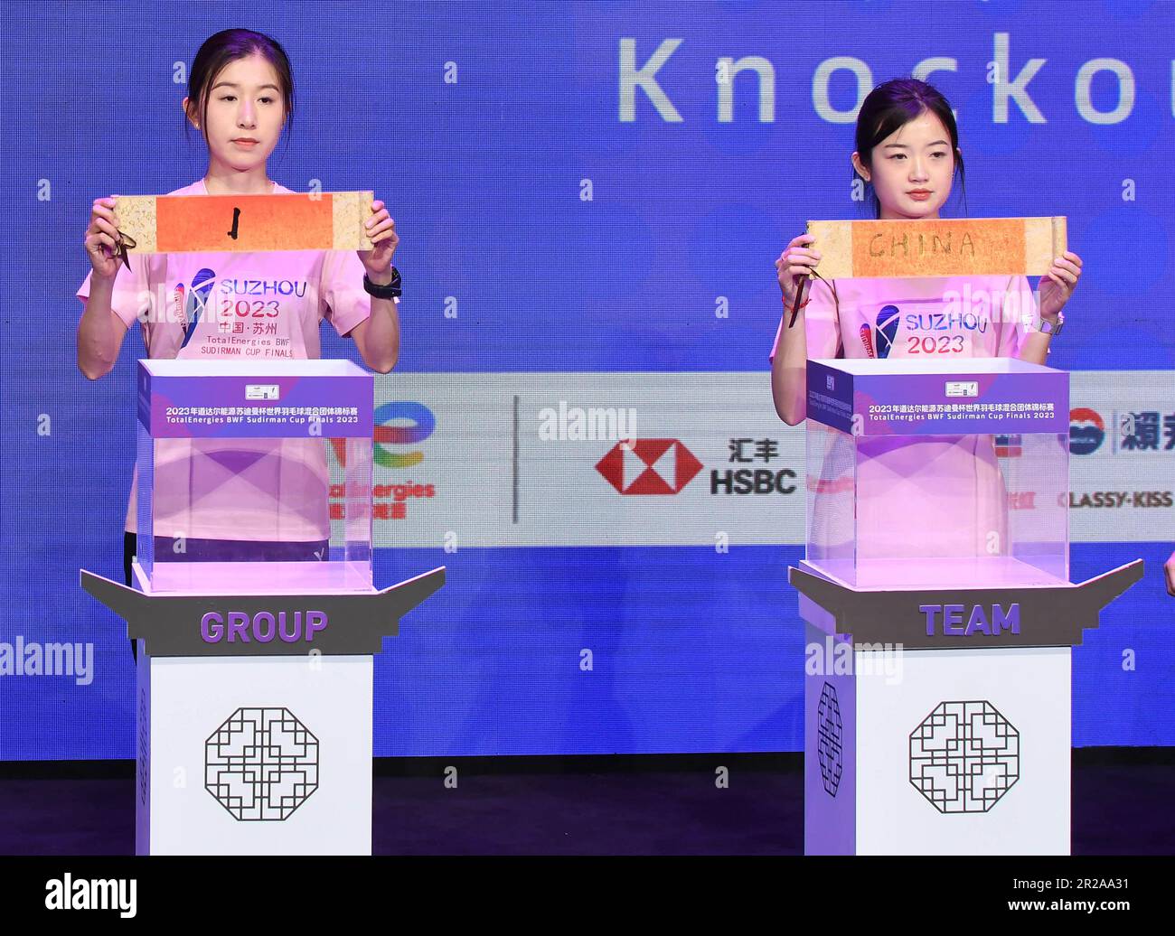 Suzhou, Chinas Provinz Jiangsu. 18. Mai 2023. Mitarbeiter zeigen das Ergebnis der Ziehung während der Zeremonie beim BWF Sudirman Cup in Suzhou, Provinz Jiangsu in Ostchina, am 18. Mai 2023. Kredit: Hou Zhaokang/Xinhua/Alamy Live News Stockfoto