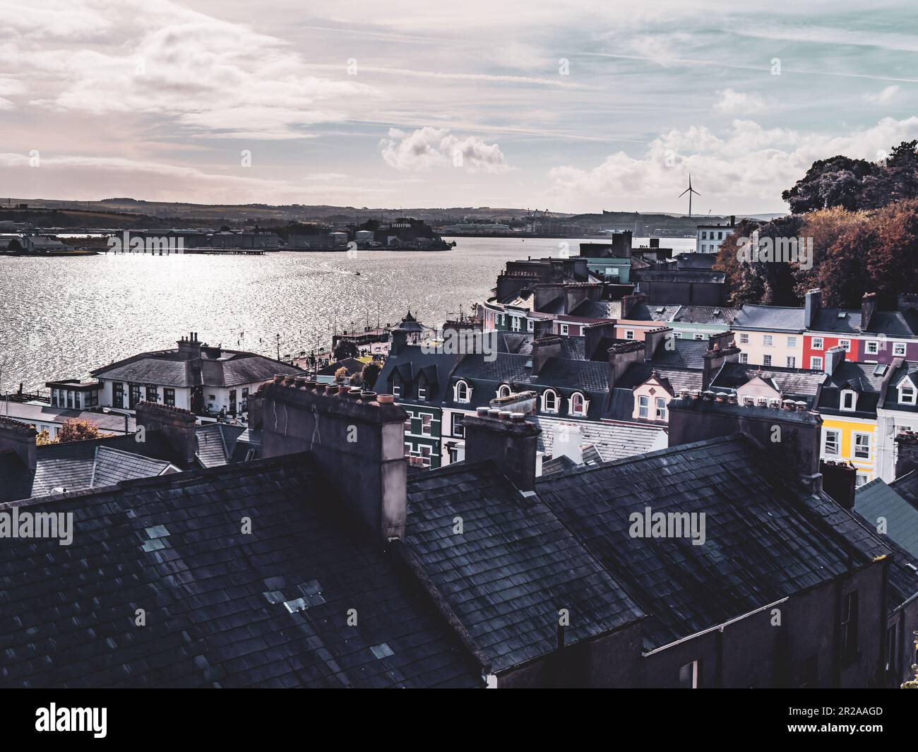 Kleine irische Küstenstadt Cobh, urbane Landschaft. Am Abend ist es bewölkt über der Stadt. Europäische Stadtarchitektur. Luftaufnahme der Stadtgebäude in der Nähe der B Stockfoto