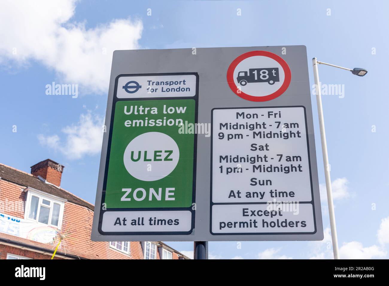 Schild „Ultra Low Emission Zone“ (ULEZ), Popes Lane, Gunnersbury, Royal Borough of Kensington & Chelsea, Greater London, England, Vereinigtes Königreich Stockfoto
