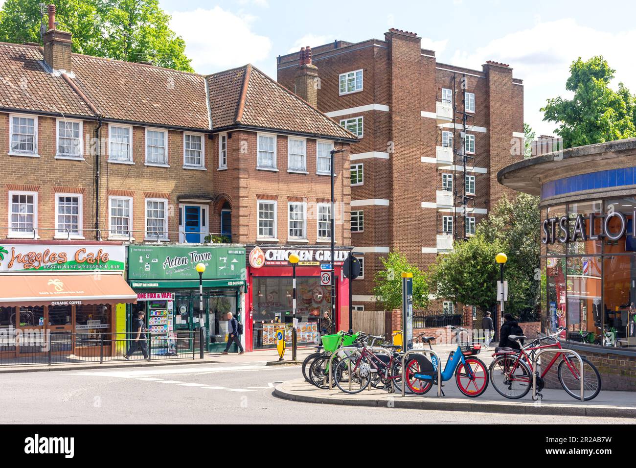 Central Parade, Gunnersbury Lane, Acton Town, Acton, London Borough of Ealing, Greater London, England, Vereinigtes Königreich Stockfoto
