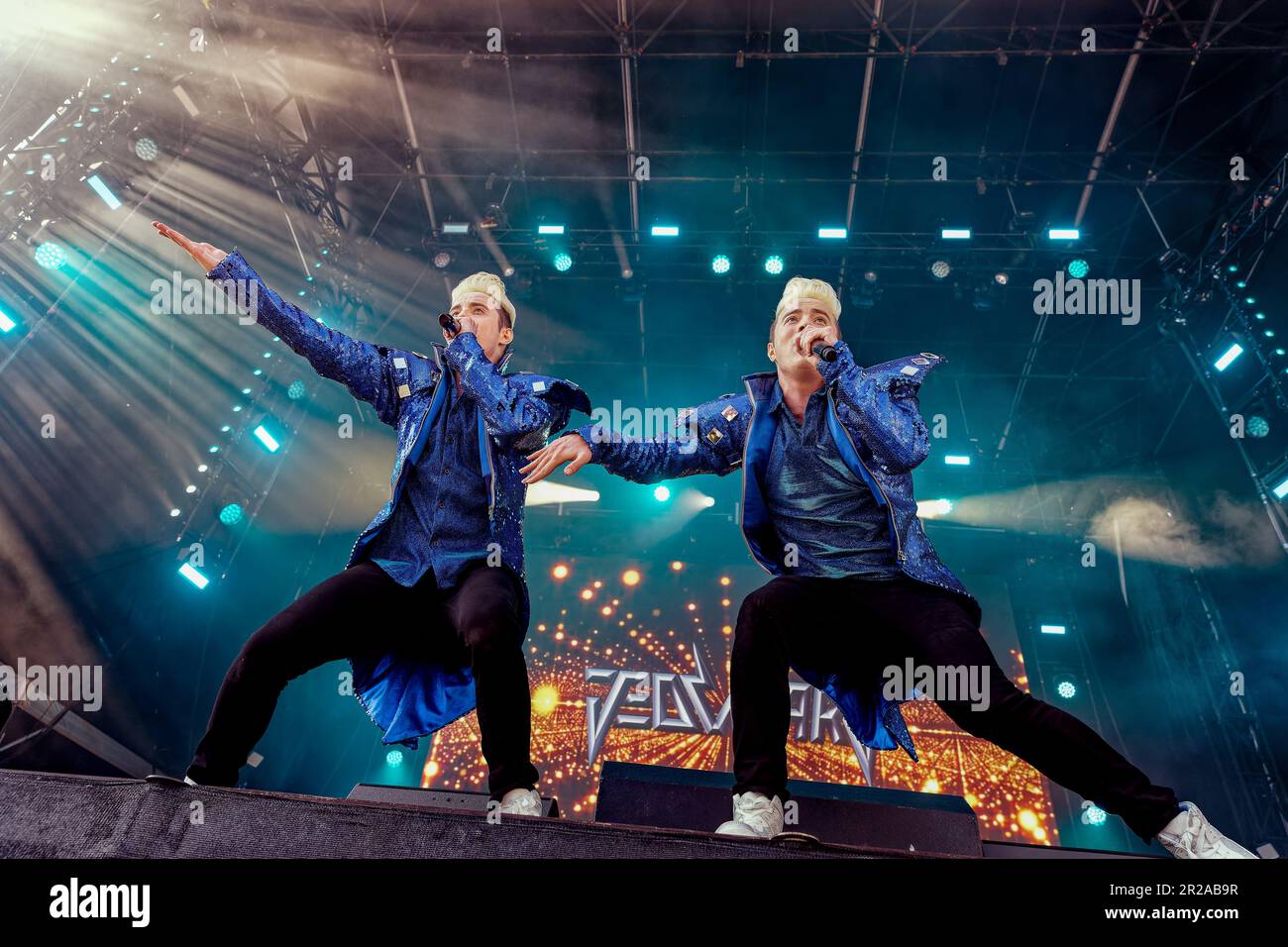 13. Mai 2023, Vereinigtes Königreich: 13. Mai 2023, Liverpool, Merseyside, Vereinigtes Königreich: Liverpool,..Jedward tritt im Eurovision Village in Liverpool vor dem Eurovision Song Contest 2023 auf. Das Eurovision Village am Pier Head –, das 9 Tage – geöffnet war, hat 250.000 Besucher empfangen. Zahlen der Liverpool BID Company zeigen, dass das Stadtzentrum weitere 384.036 Besucher – verzeichnete, was einem Anstieg von 13,2 % gegenüber 2022 entspricht. ... (Kreditbild: © Andy von Pip/ZUMA Press Wire) NUR REDAKTIONELLE VERWENDUNG! Nicht für den kommerziellen GEBRAUCH! Stockfoto