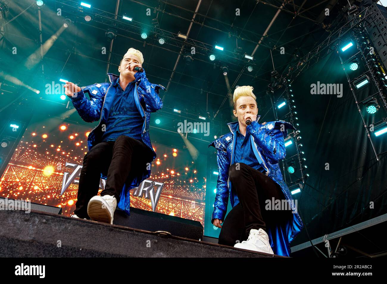 13. Mai 2023, Vereinigtes Königreich: 13. Mai 2023, Liverpool, Merseyside, Vereinigtes Königreich: Liverpool,..Jedward tritt im Eurovision Village in Liverpool vor dem Eurovision Song Contest 2023 auf. Das Eurovision Village am Pier Head –, das 9 Tage – geöffnet war, hat 250.000 Besucher empfangen. Zahlen der Liverpool BID Company zeigen, dass das Stadtzentrum weitere 384.036 Besucher – verzeichnete, was einem Anstieg von 13,2 % gegenüber 2022 entspricht. ... (Kreditbild: © Andy von Pip/ZUMA Press Wire) NUR REDAKTIONELLE VERWENDUNG! Nicht für den kommerziellen GEBRAUCH! Stockfoto