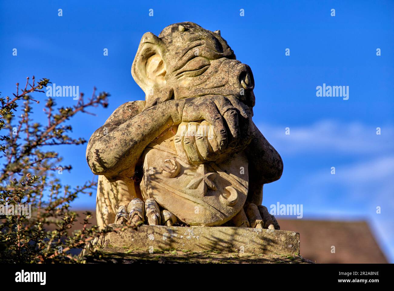 Mythische Bestie Steintierfigur am Eingang zu einem Privathaus. Gargoyle Hauswächter. Stockfoto