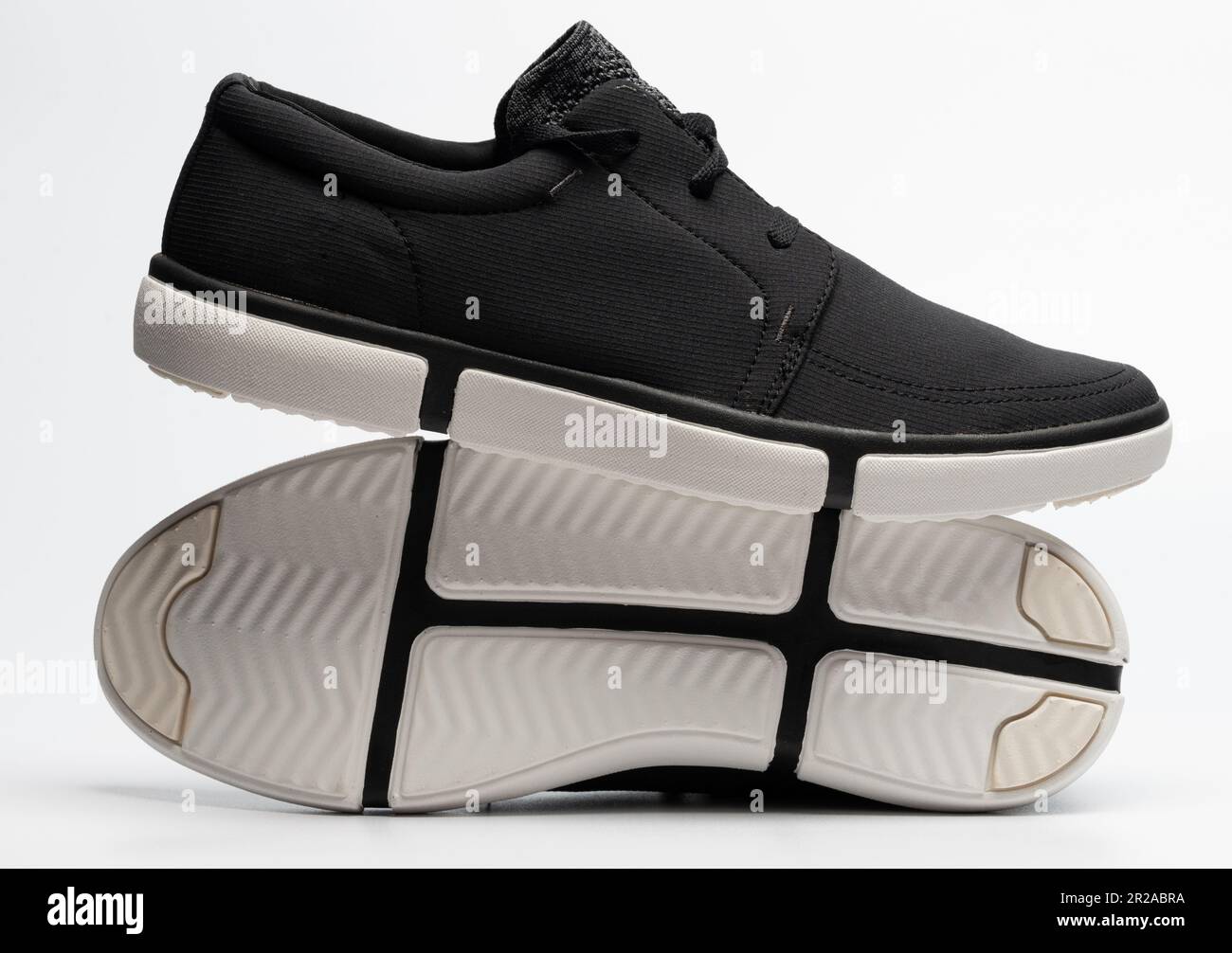 Schwarze Sneakerschuhe mit isolierter weißer Sohle Stockfoto