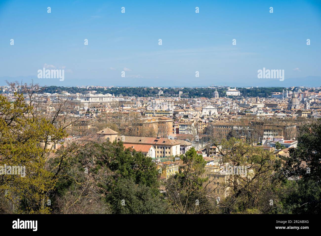 Rom, Italien, März 2023 Panoramischer Blick vom Gianicolo Hügel auf das historische Zentrum der Ewigen Stadt im Sonnenlicht Stockfoto