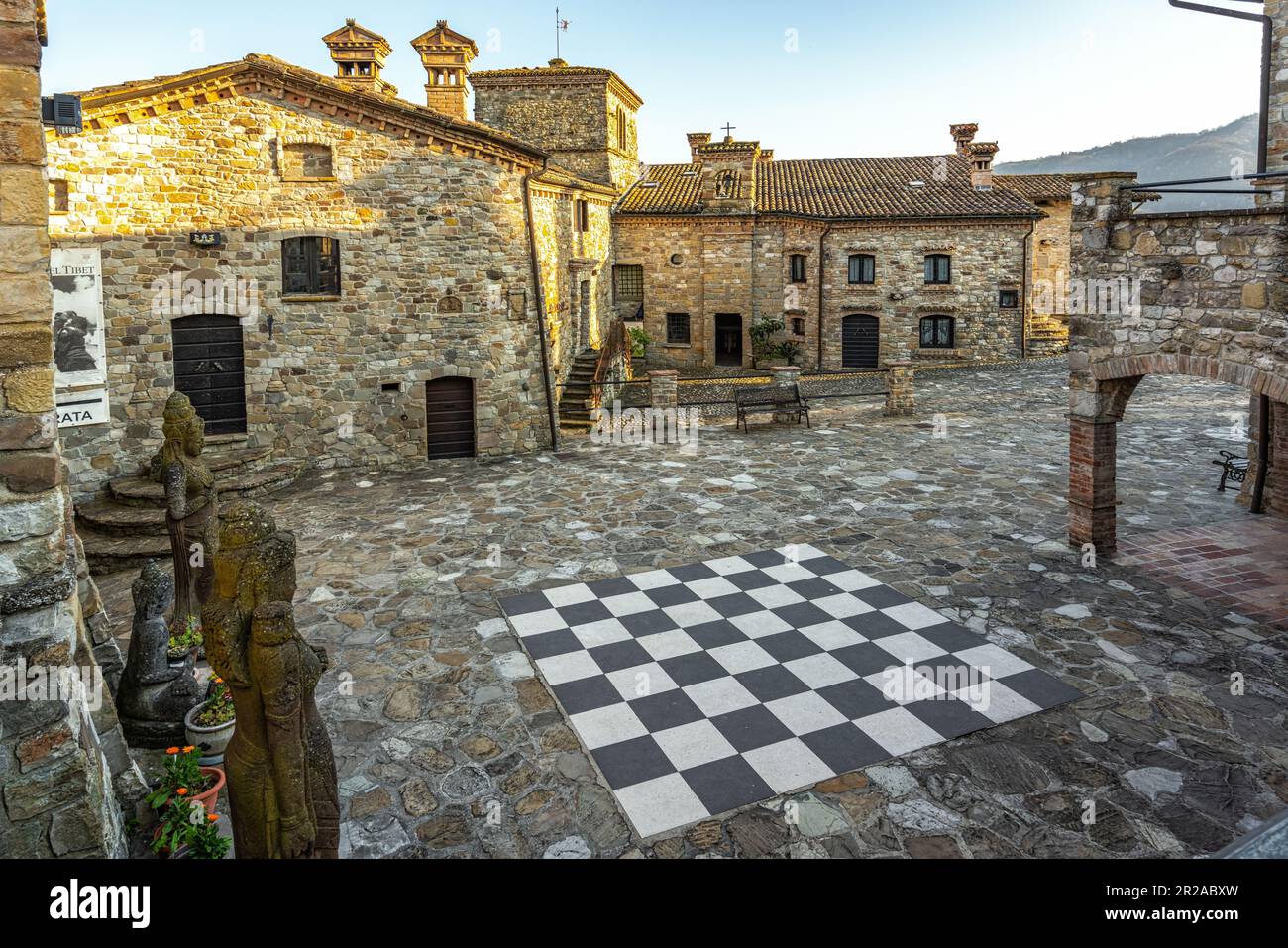 Der Votigno di Canossa aus der Vogelperspektive ist ein mittelalterliches Dorf mit der Casa del Tibet im Inneren, einem buddhistischen Tempel, der vom Dalai Lama eingeweiht wurde. Emilia Romagna Stockfoto