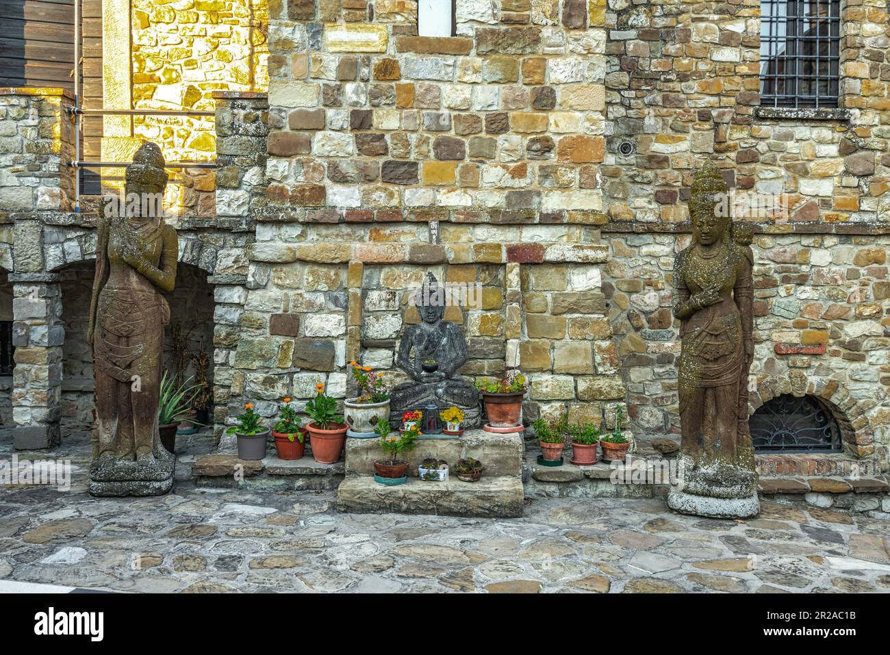 Votigno di Canossa, ein mittelalterliches Dorf mit der Casa del Tibet im Inneren, einem buddhistischen Tempel, der vom Dalai Lama eingeweiht wurde. Emilia Romagna Stockfoto