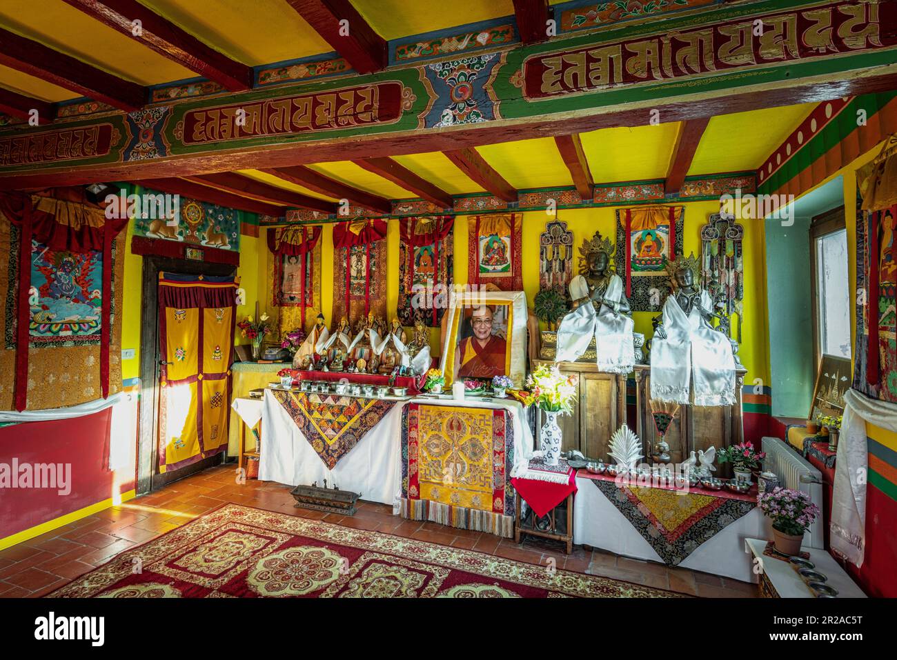 Das Haus Tibet, ein buddhistischer Tempel, der vom Dalai Lama im mittelalterlichen Dorf Votigno di Canossa eingeweiht wurde. Emilia Romagna, Italien, Europa Stockfoto