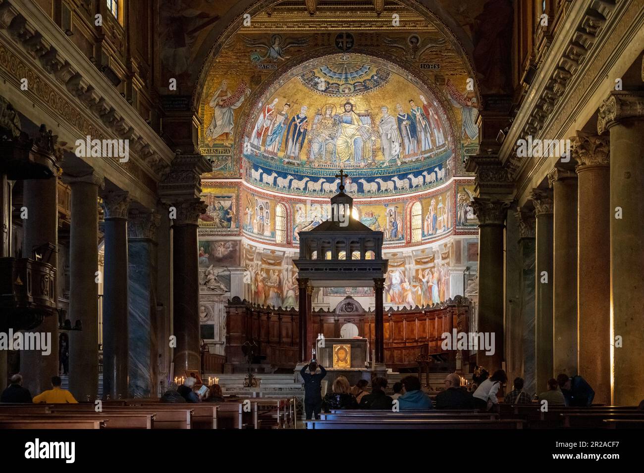 Rom, Italien, März 2023 die Basilika Santa Maria in Trastevere ist die älteste Marienkirche Roms und bildet mit dem davorliegenden Platz das Zentrum d Stockfoto