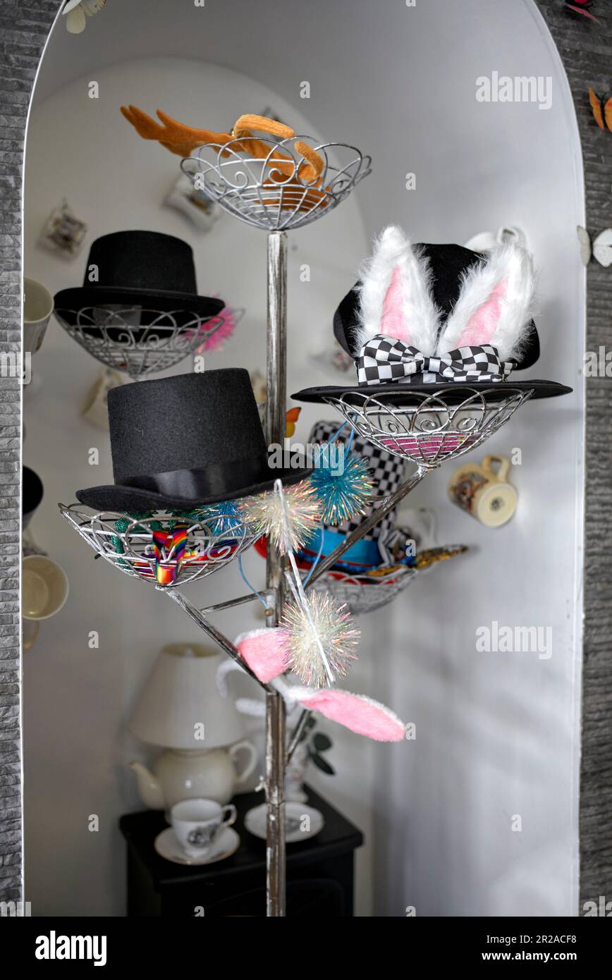 Hutständer mit alten Hüten und Mühlenartikeln. England Großbritannien Stockfoto