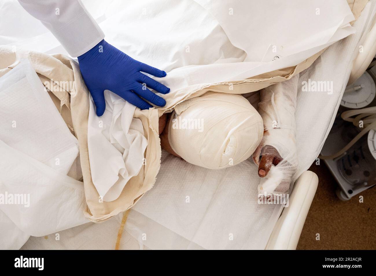 Dnipro, Ukraine. 14. Mai 2023. Ein Arzt zeigt, was von einem Bein übrig war, das von einem ukrainischen Soldaten im Mechnikov Krankenhaus in Dnipro, Ukraine amputiert wurde. Kredit: SOPA Images Limited/Alamy Live News Stockfoto