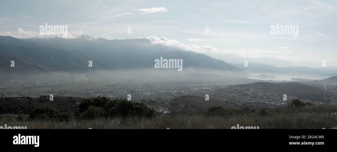 Das Tal von Ioannina bedeckt mit Nebel an einem kühlen Herbstmorgen. Stockfoto