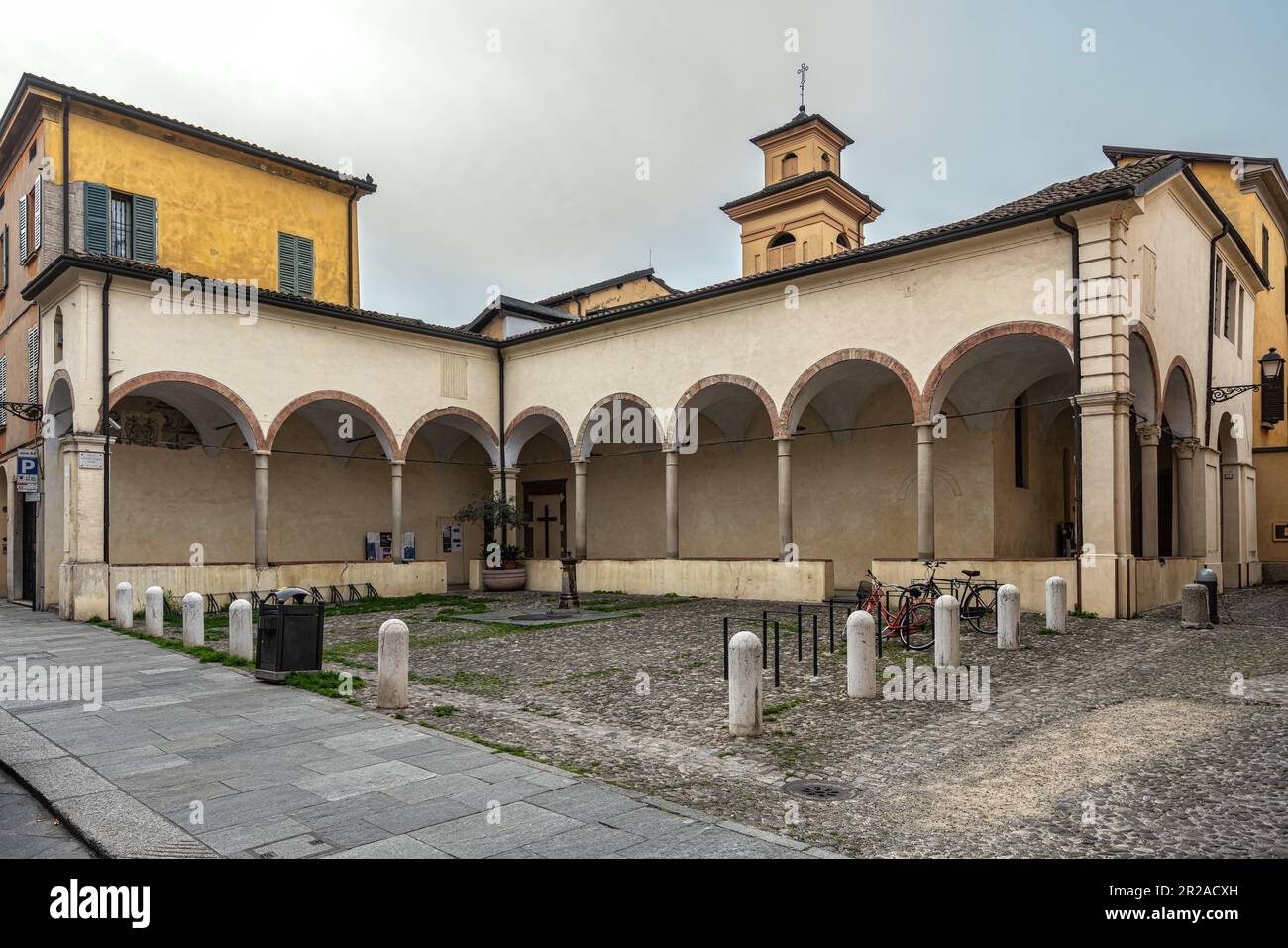 Der Portiko mit Steinsäulen der Kirche Santo Stefano, einst das Krankenhaus der Tempelritter. Reggio Emilia, Emilia Romagna, Italien Europa Stockfoto