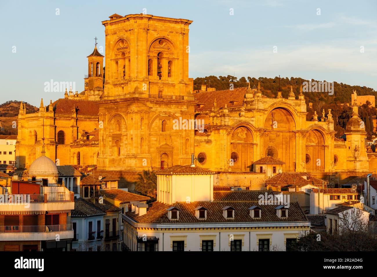 Spanien, Andalusien, Granada, Granada Kathedrale, auch bekannt als Inkarnation-Kathedrale, beleuchtet bei Sonnenuntergang Stockfoto