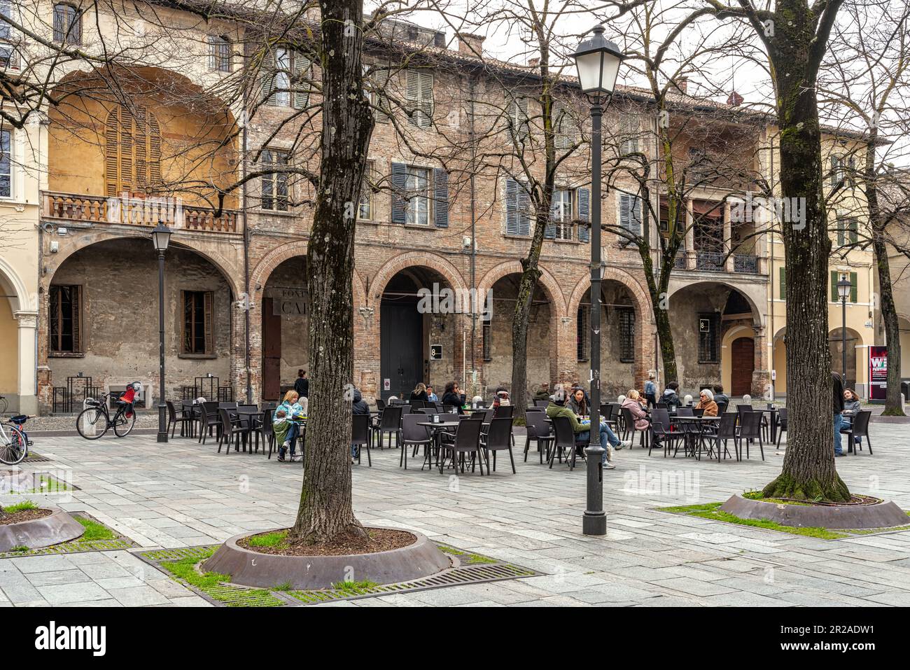 Die Piazza Antonio Fontanesi ist rechteckig, von Kalkbäumen gesäumt und auf zwei Seiten von Arkaden umgeben. Reggio Emilia, Emilia Romagna, Italien, Stockfoto