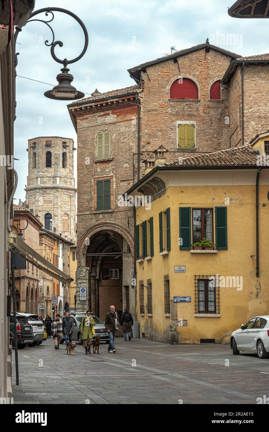 Werfen Sie einen Blick auf das historische Zentrum von Reggio Emilia im Hintergrund, den achteckigen Glockenturm der Basilika San Prospero. Emilia Romagna Stockfoto