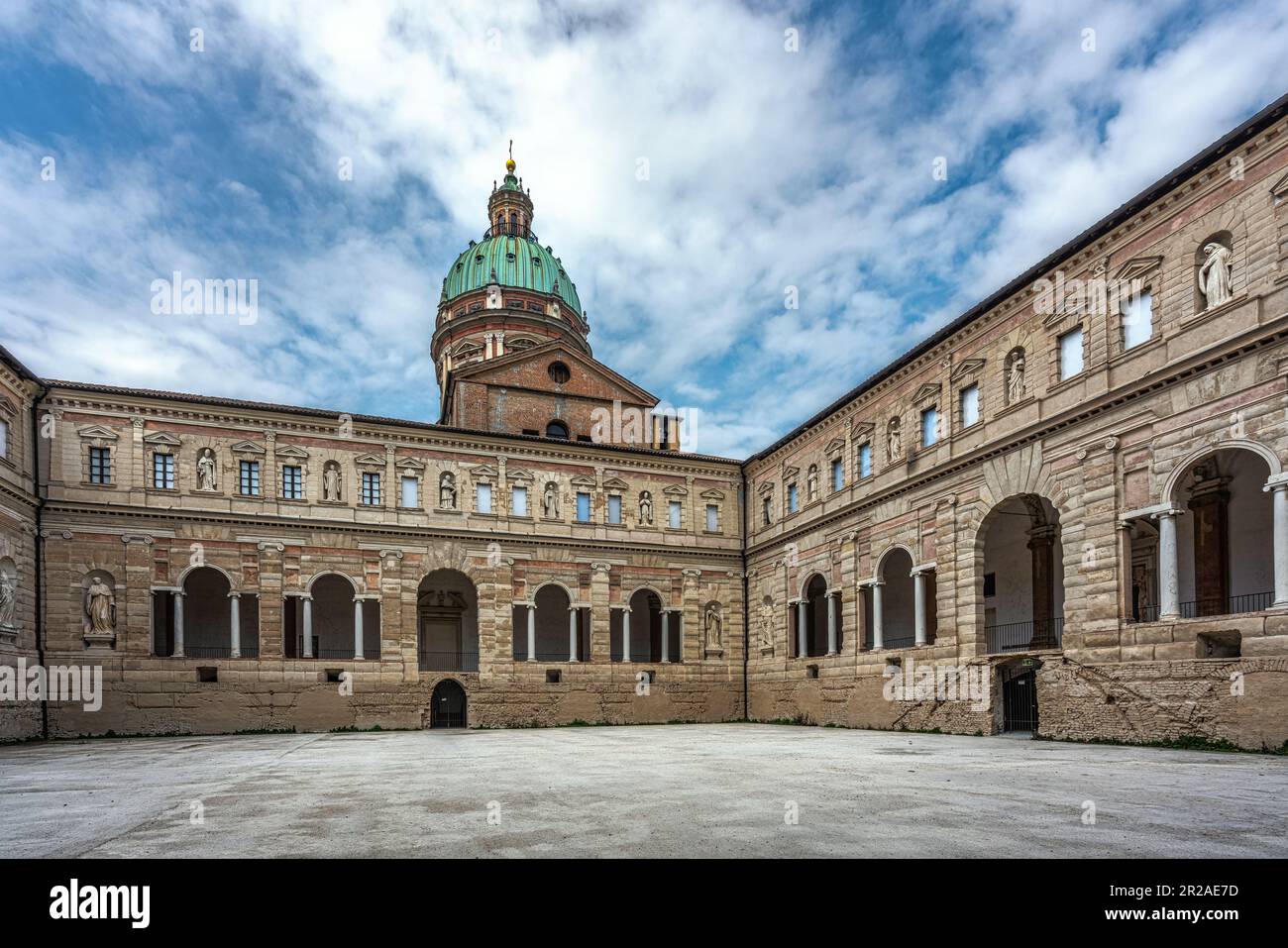 Werfen Sie einen Blick auf den monumentalen Komplex der Kloster von San Pietro, im Hintergrund die Kuppel der Kirche San Pietro in Reggio Emilia. Stockfoto