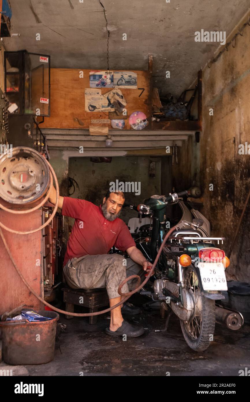 Eine Werkstatt für Motorradmechaniker in Marrakesch Medina, Marokko Stockfoto