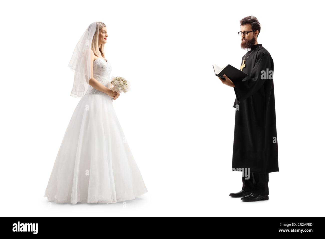 Profilfoto einer Braut mit einem Priester, der eine bibel auf weißem Hintergrund hält Stockfoto
