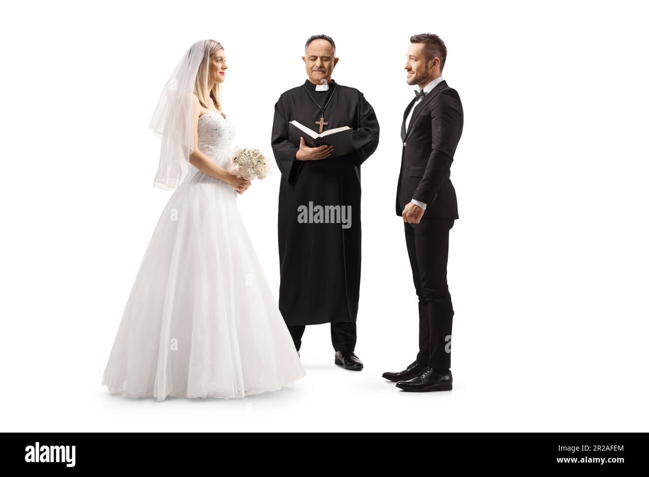 Der Priester erklärt Braut und Bräutigam als Ehepaar isoliert auf weißem Hintergrund Stockfoto