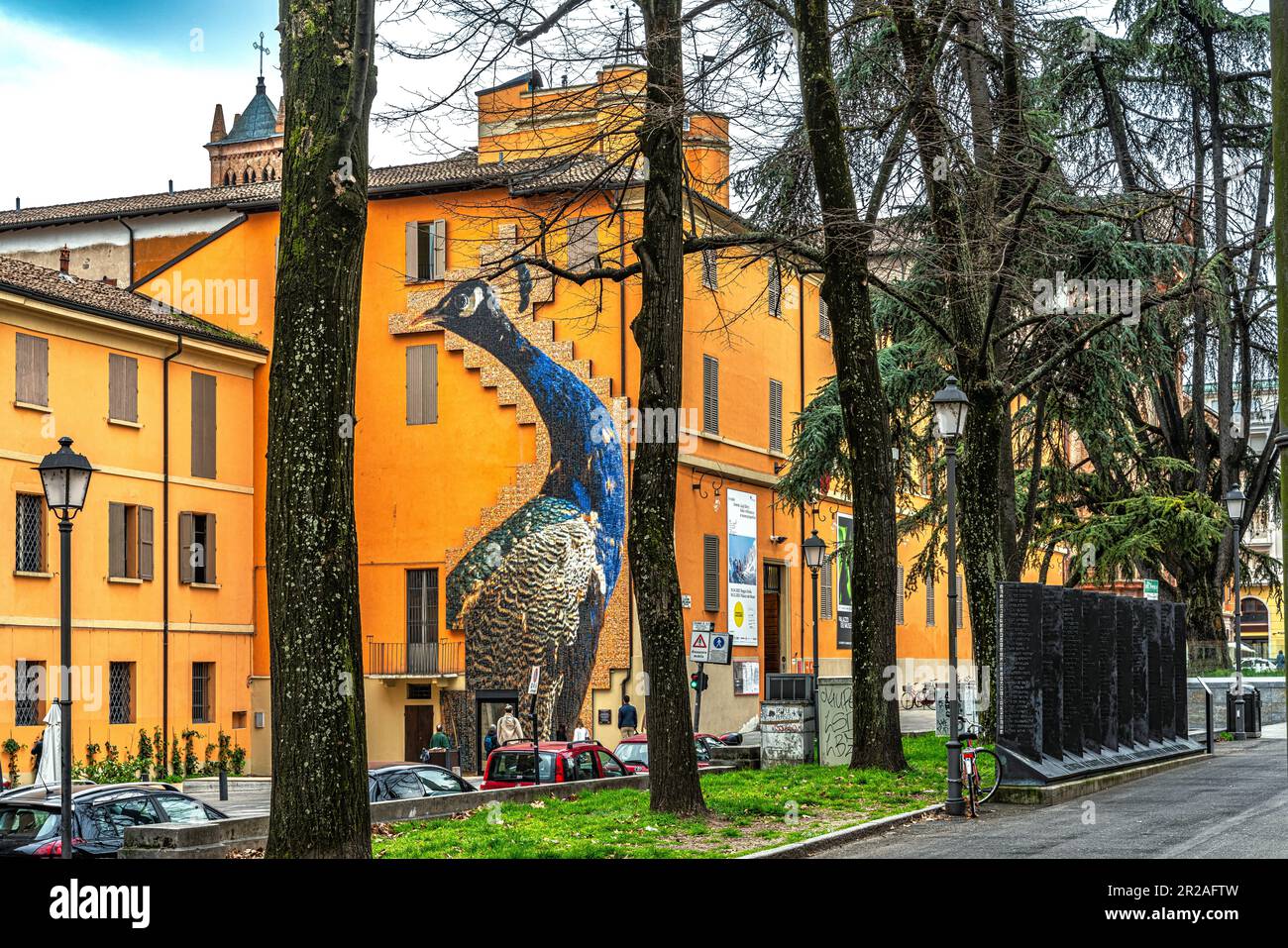 Das Bild eines gigantischen Pfauens, geschaffen aus Tausenden von kleinen Fotos von Menschen aus Reggio Emilia. Reggio Emilia, Emilia Romagna, Italien, Europa Stockfoto