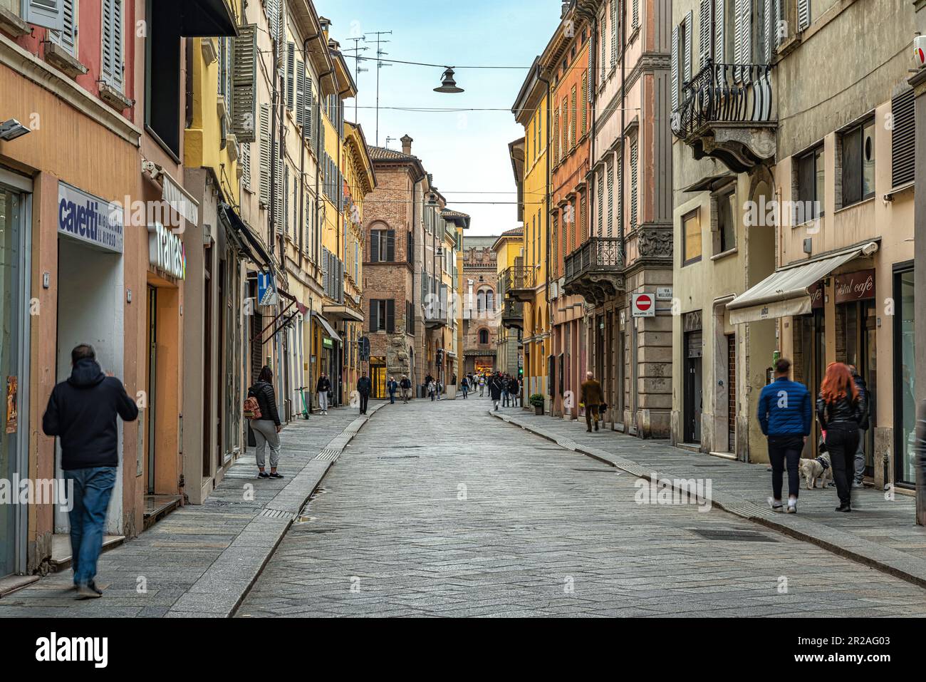 Werfen Sie einen Blick auf die Via Emilia, die die Stadt zwischen mittelalterlichen Palästen und Geschäften durchquert. Reggio Emilia, Emilia Romagna, Italien, Europa Stockfoto