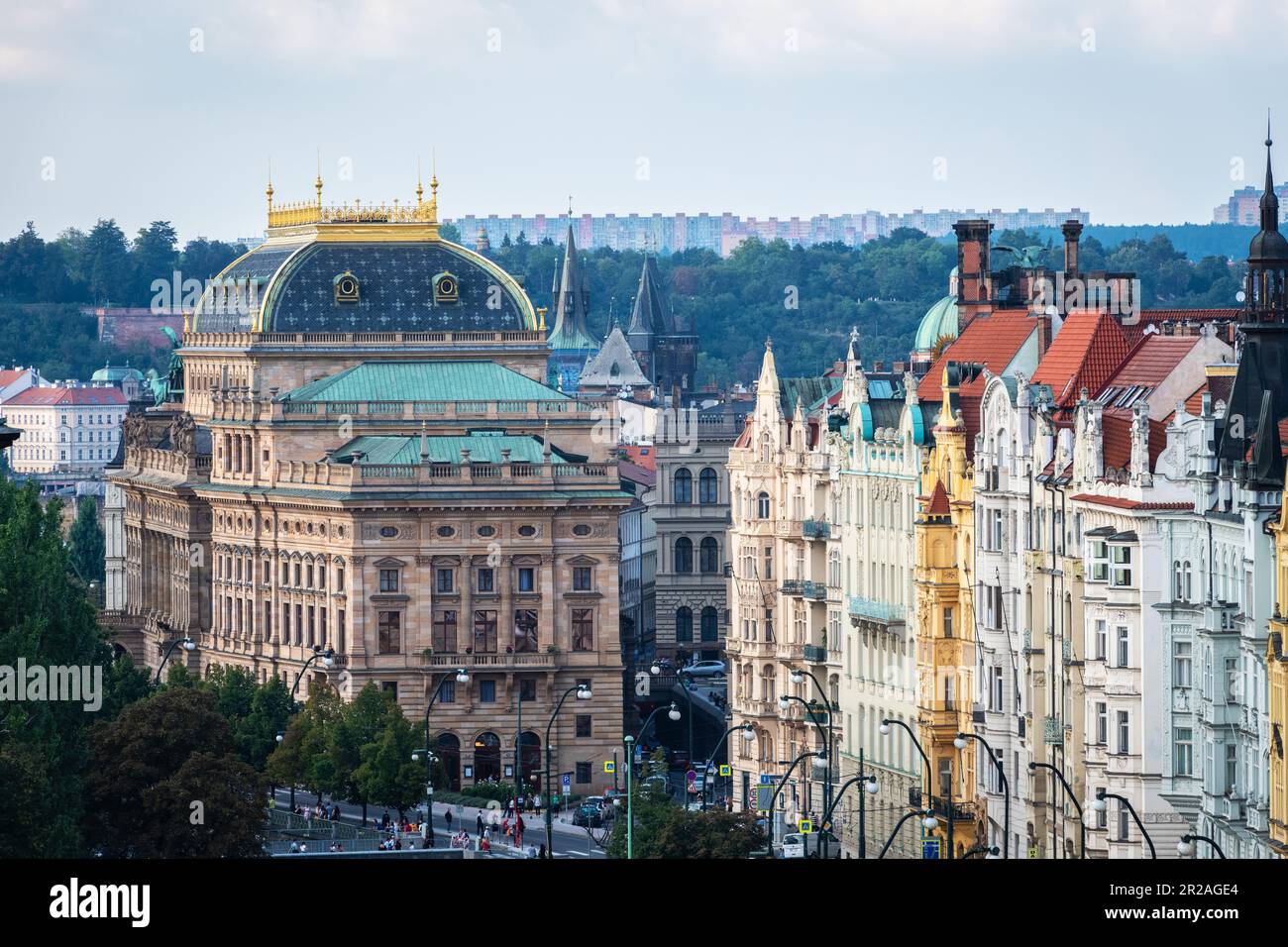 PRAG, TSCHECHISCHE REPUBLIK - 24. AUGUST 2022: Das Nationaltheater in Prag aus der Vogelperspektive, eröffnet zum ersten Mal im Jahr 1881. Stockfoto