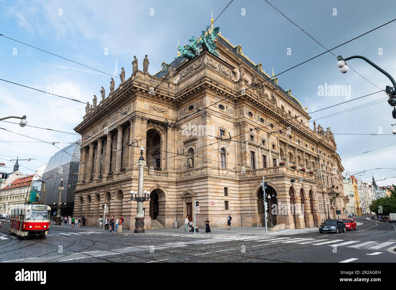 PRAG, TSCHECHISCHE REPUBLIK - 24. AUGUST 2022: Nationaltheater in Prag, eröffnet zum ersten Mal im Jahr 1881. Stockfoto