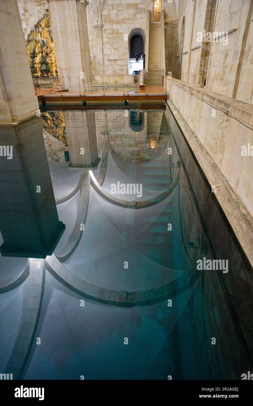 Stausee Māe d'Agua in Amoreiras mit versteckten Stufen unter dem Wasser Stockfoto