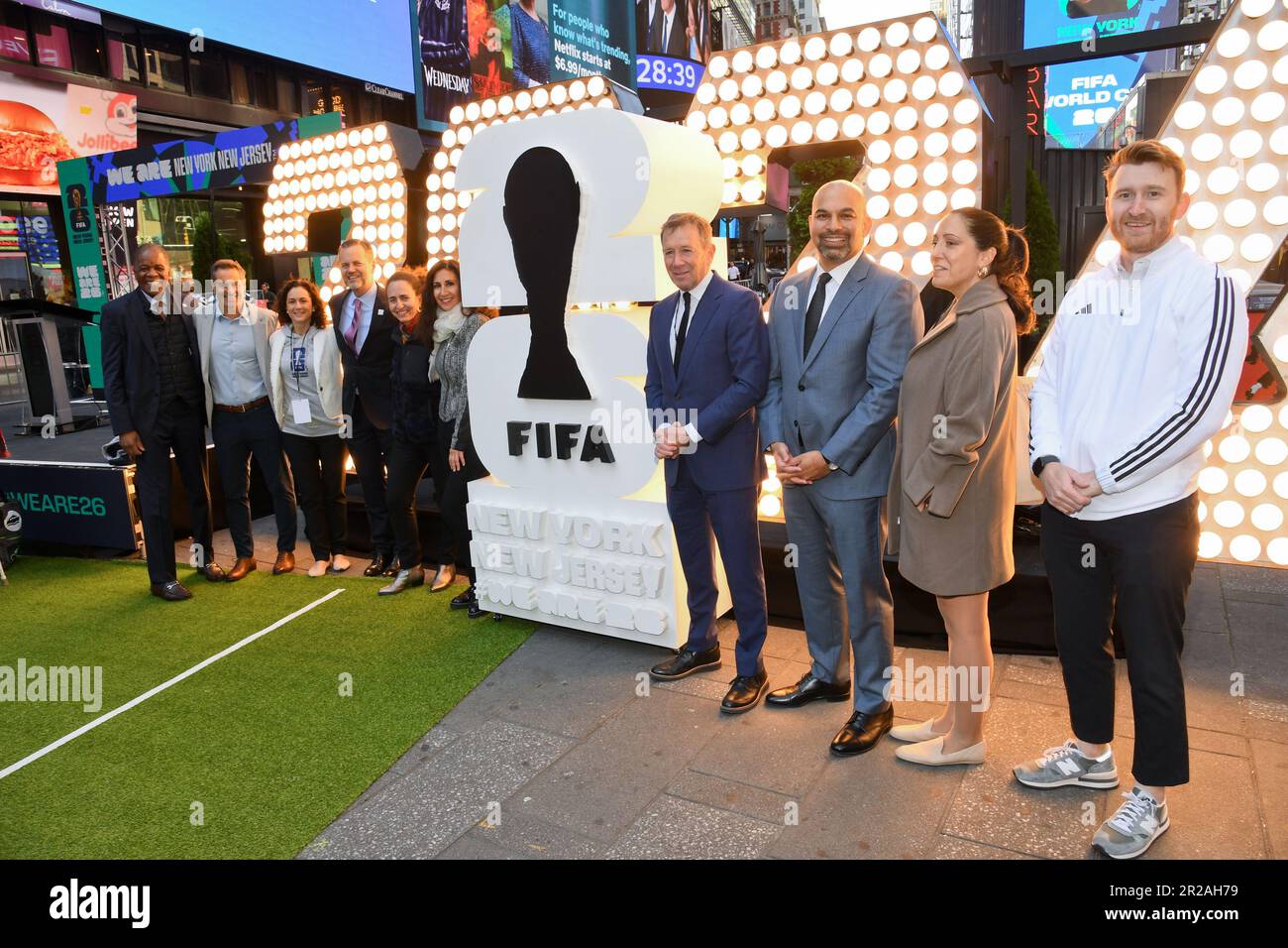 New York, USA. 18. Mai 2023. Vertreter von NYC-Fußballvereinen werden am 18. Mai 2023 auf dem Times Square in New York, New York, bei der FIFA-Weltmeisterschaft 2026 gesehen. (Foto: Efren Landaos/Sipa USA) Guthaben: SIPA USA/Alamy Live News Stockfoto