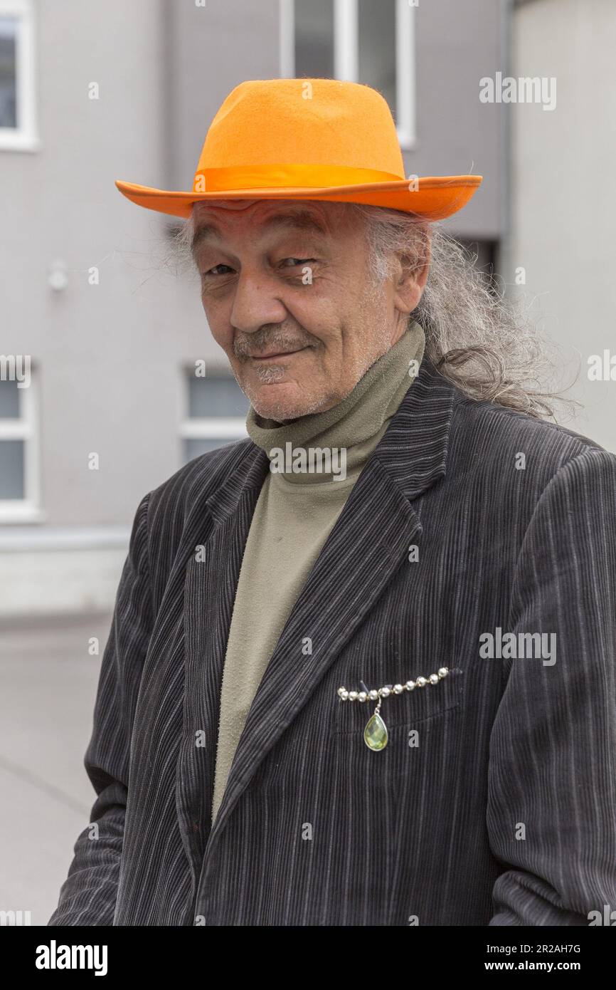 Künstler mit orangefarbenem Hut Stockfoto