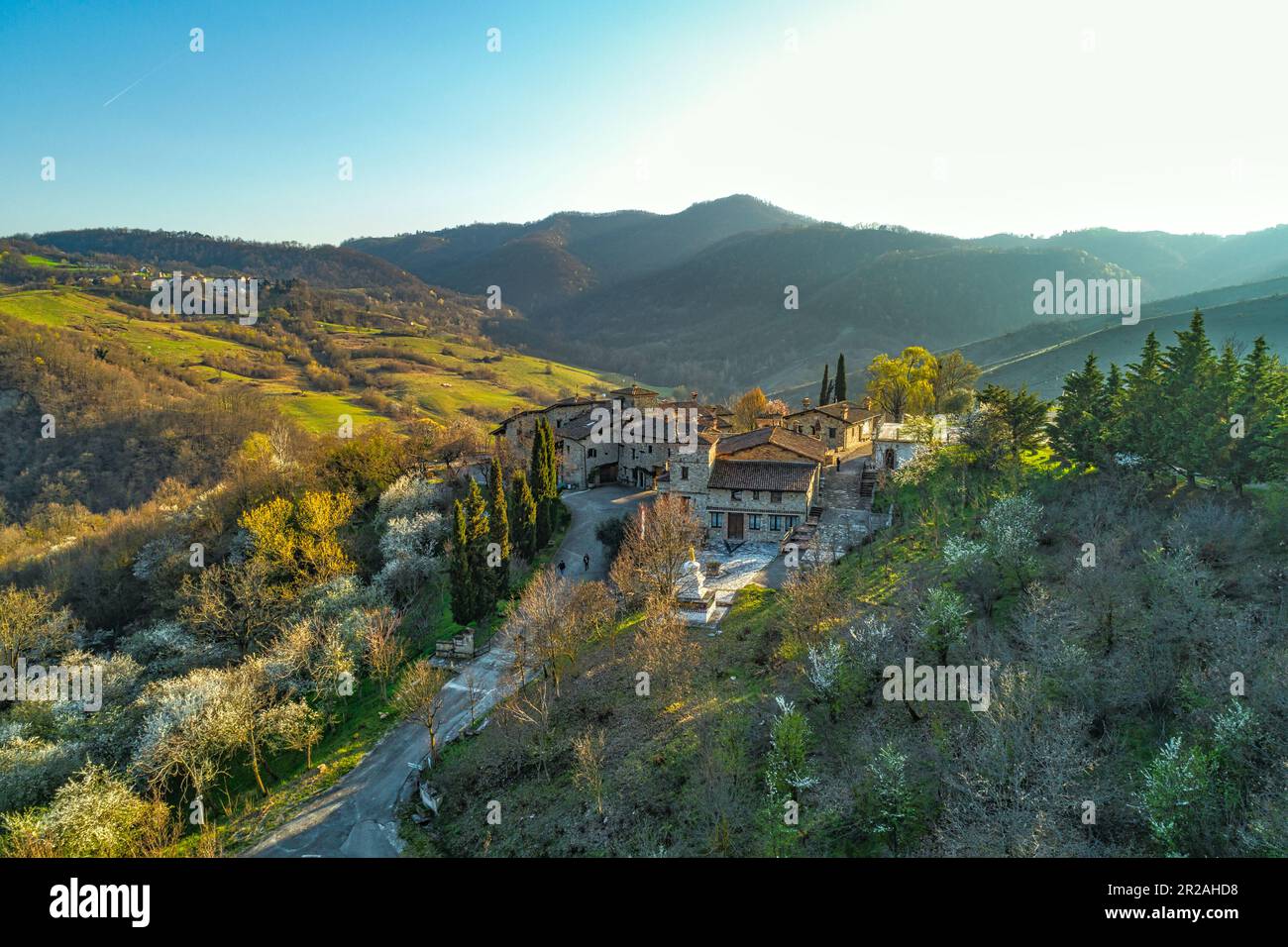 Der Votigno di Canossa aus der Vogelperspektive ist ein mittelalterliches Dorf mit der Casa del Tibet im Inneren, einem buddhistischen Tempel, der vom Dalai Lama eingeweiht wurde. Emilia Romagna Stockfoto
