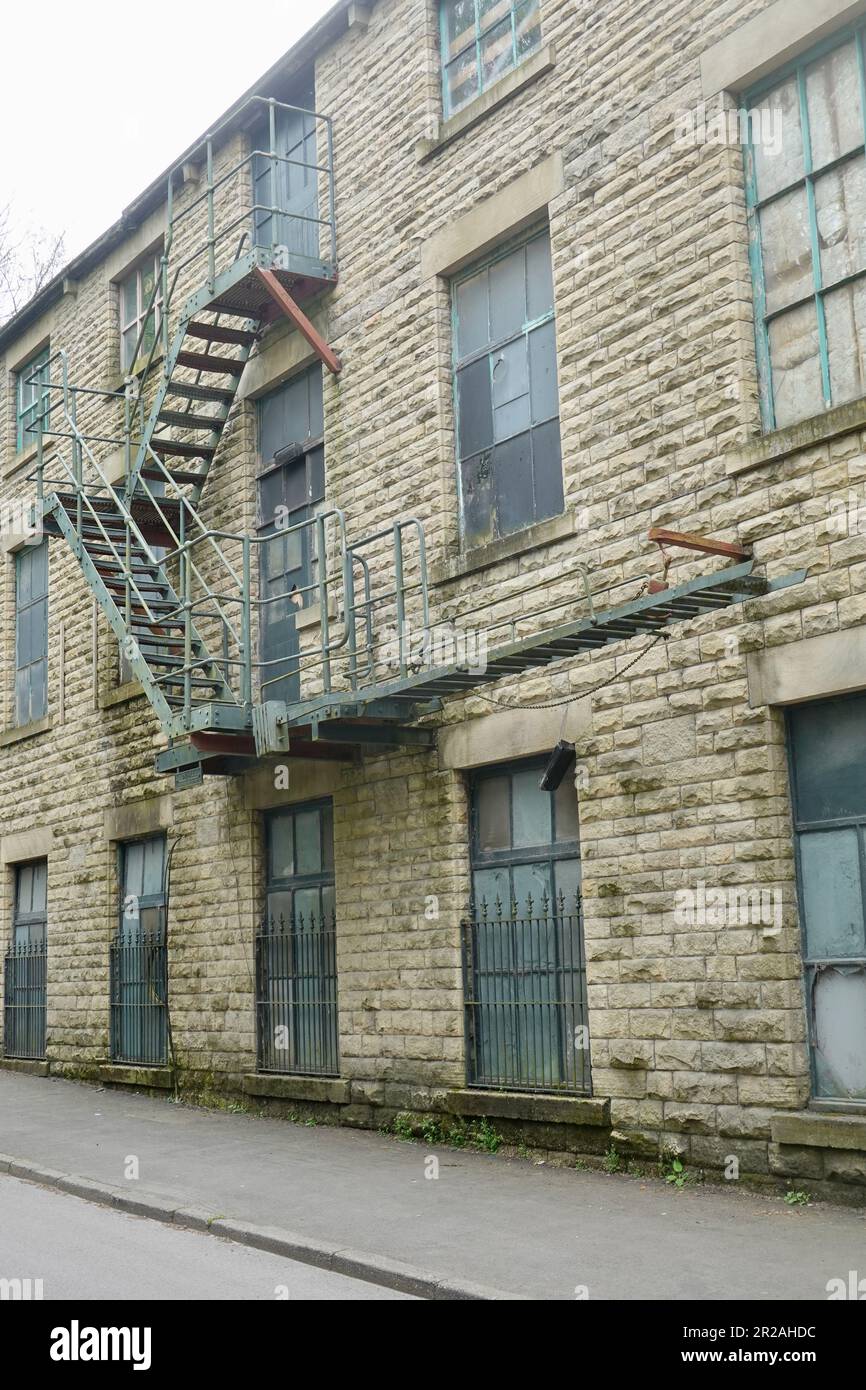 Eine Feuertreppe auf einem Gebäude an der Watford Bridge Road, New Mills, Derbyshire Stockfoto