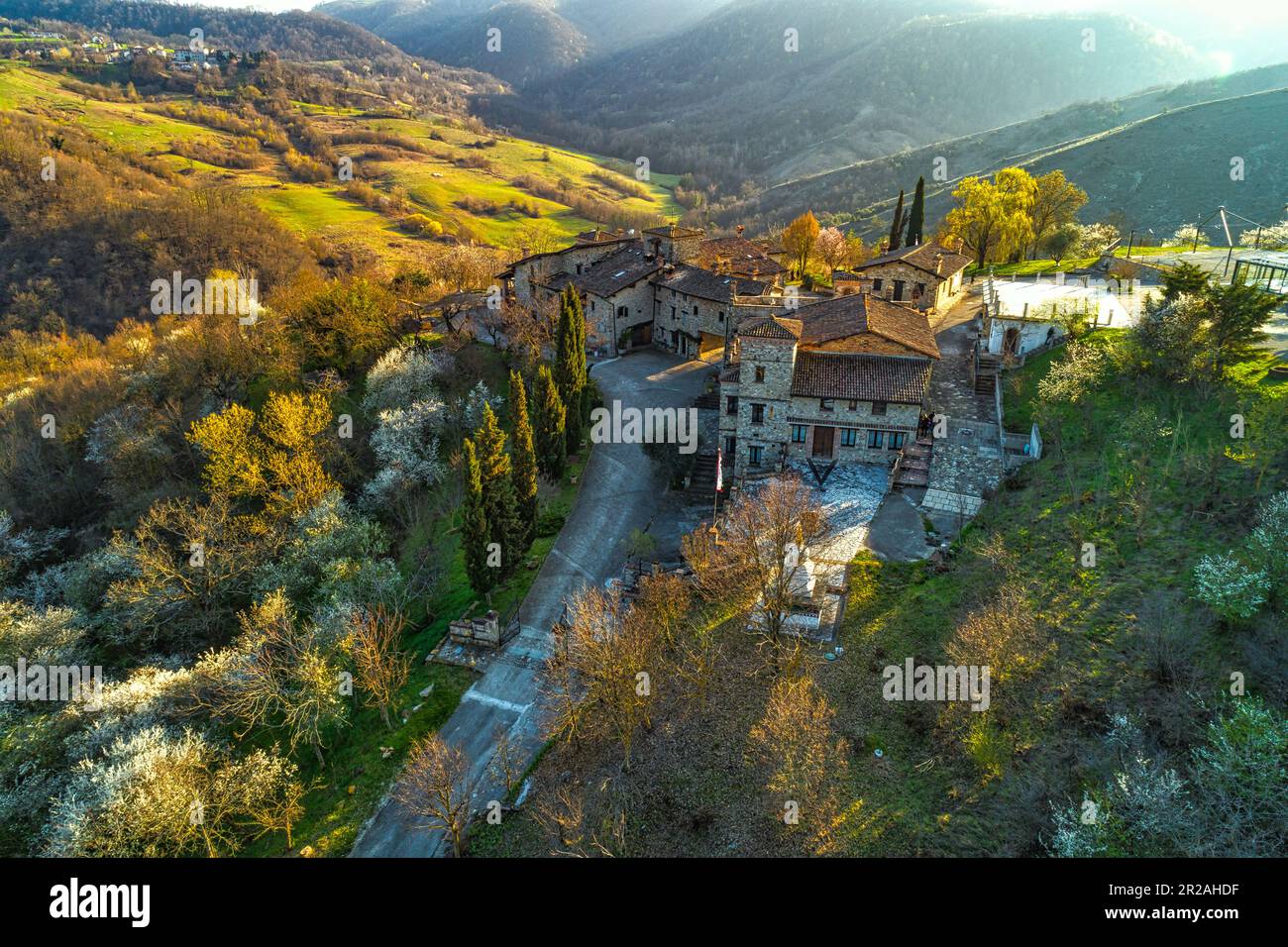 Der Votigno di Canossa aus der Vogelperspektive ist ein mittelalterliches Dorf mit der Casa del Tibet im Inneren, einem buddhistischen Tempel, der vom Dalai Lama eingeweiht wurde. Emilia Romagna Stockfoto