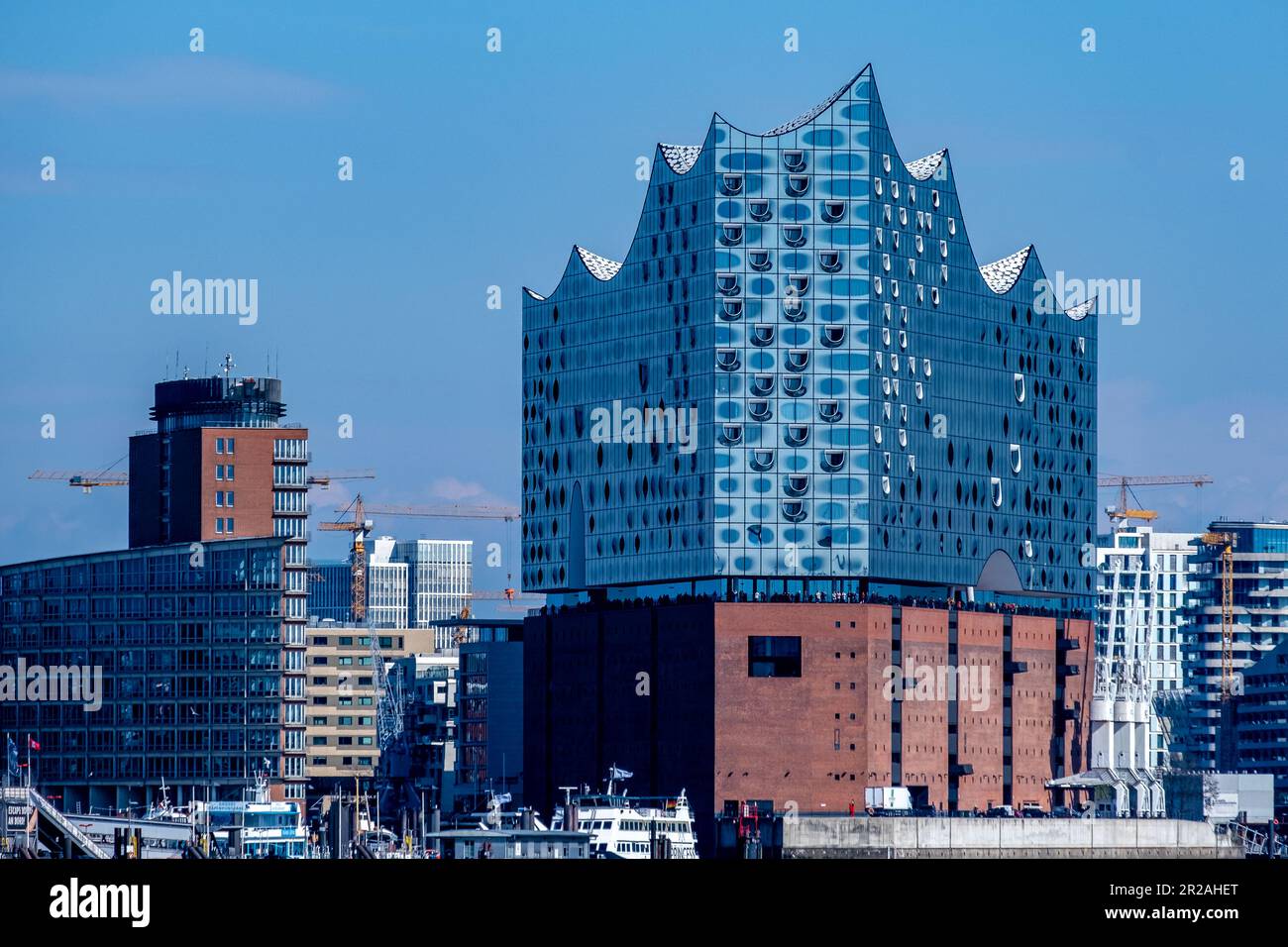 Hamburg, Deutschland - 04 17 2023: Blick auf die elbphilharmonie und die Hamburger HafenCity vom Wasser aus Stockfoto