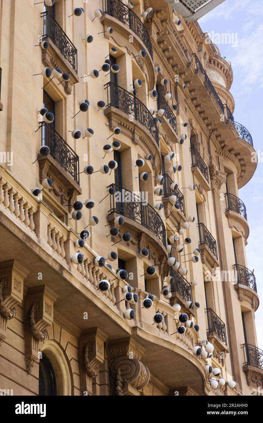 Hotel Ohla. Neoklassizistisches Boutique-Hotel von Frederic Amat im Herzen des gotischen Viertels Barcelonas mit einer Fassade aus eintausend Keramikelementen Stockfoto