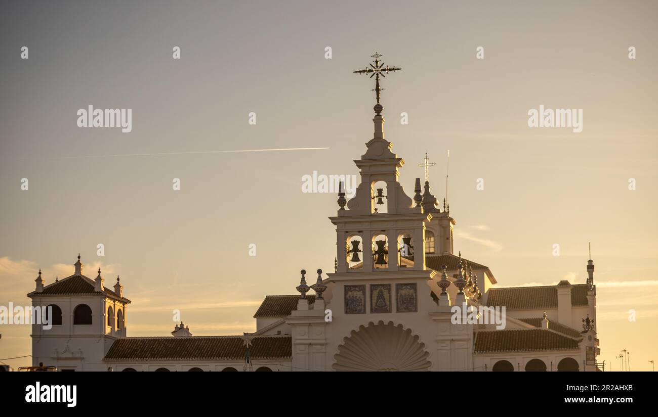 Detailansicht des Heiligtums unserer Lieben Frau von Rocio in El Rocio, einer der wichtigsten religiösen Wallfahrtsorte in Spanien Stockfoto