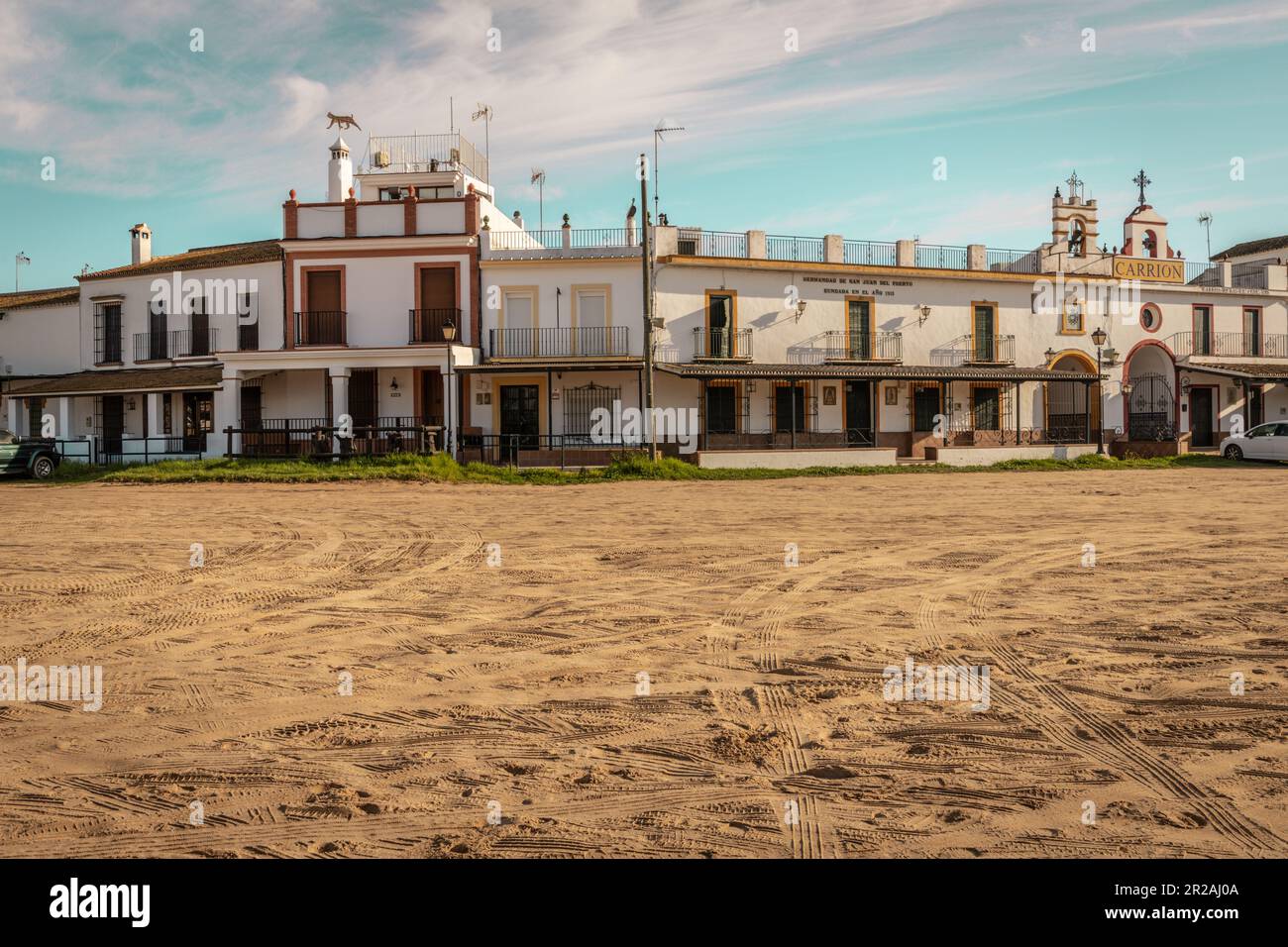 Blick auf die typische Architektur und die sandigen Straßen in der Stadt El Rocio Stockfoto