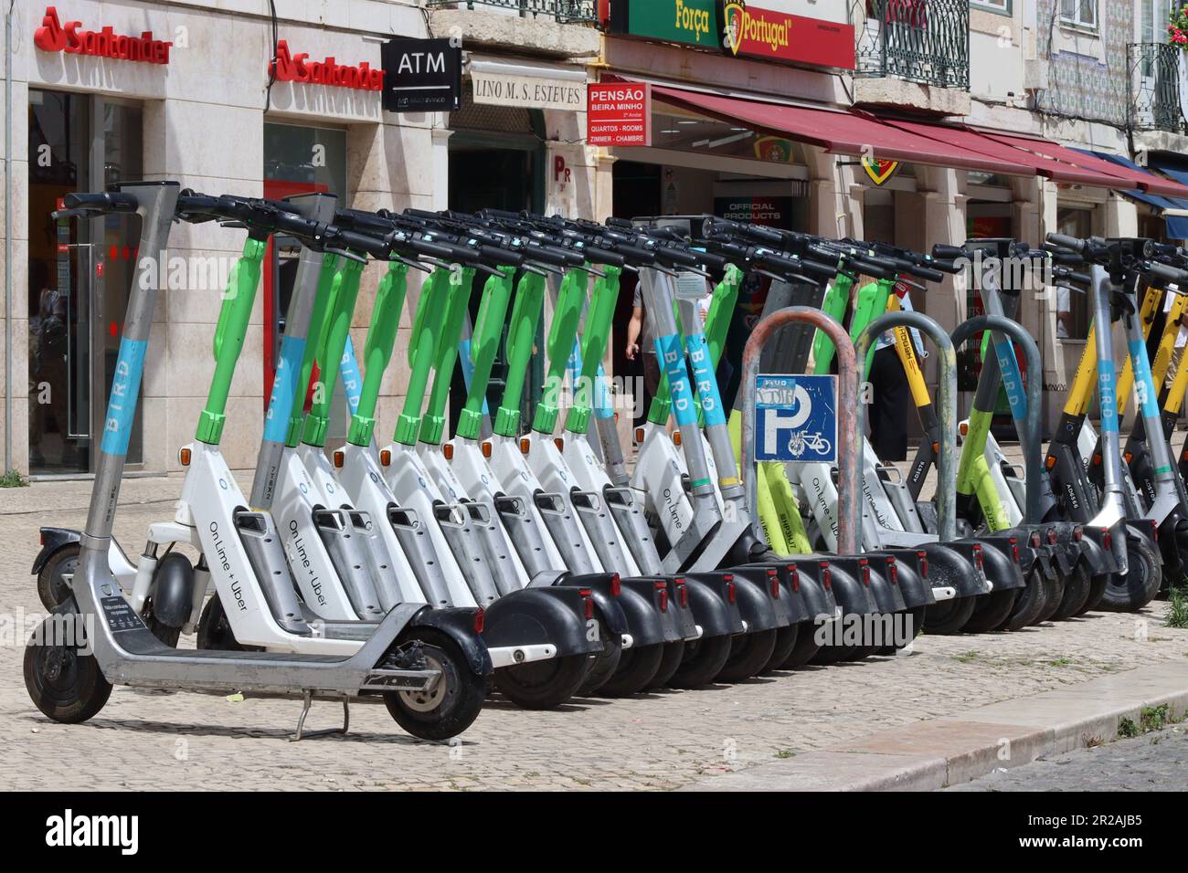 E Motorroller können gemietet werden und werden in regulierten Warteschlangen für Einheimische und Touristen in Lissabon vollständig abgestellt. Verfügbare Marken sind Limette, Vogel, Whoosh, Hive. Stockfoto