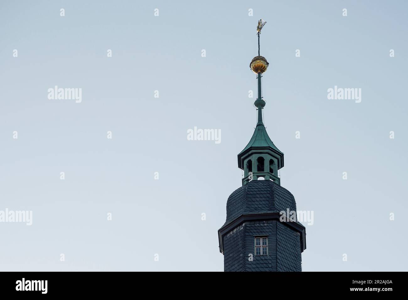 Coburg, Deutschland. 18. Mai 2023. Blick auf den Turm von St. Evangelische Lutherische Kirche Von Moriz. Der Himmelfahrt- oder Vatertag geht zurück zu den Akten von Luke. Außerhalb der Kirchen wird der Tag des Aufstiegs als „Vatertag“ bezeichnet. Es wird mit Gentlemen's Partys und Trinken Partys gefeiert. Kredit: Daniel Vogl/dpa/Alamy Live News Stockfoto