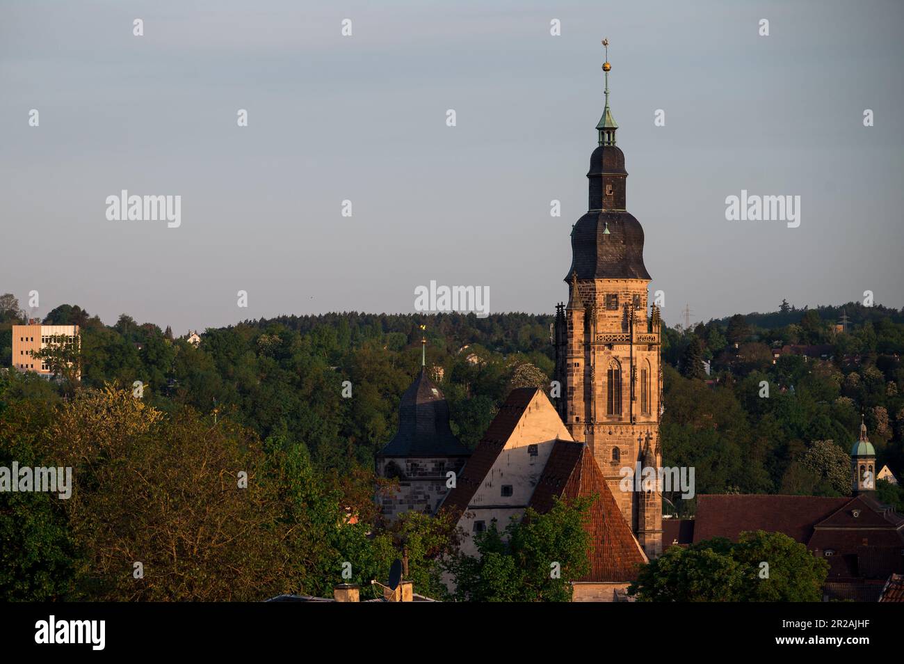 Coburg, Deutschland. 18. Mai 2023. Blick auf St. Evangelische Lutherische Kirche Moriz im Morgenlicht. Der Himmelfahrt- oder Vatertag geht zurück zu den Akten von Luke. Außerhalb der Kirchen wird der Tag des Aufstiegs als „Vatertag“ bezeichnet. Es wird mit Gentlemen's Partys und Trinken Partys gefeiert. Kredit: Daniel Vogl/dpa/Alamy Live News Stockfoto