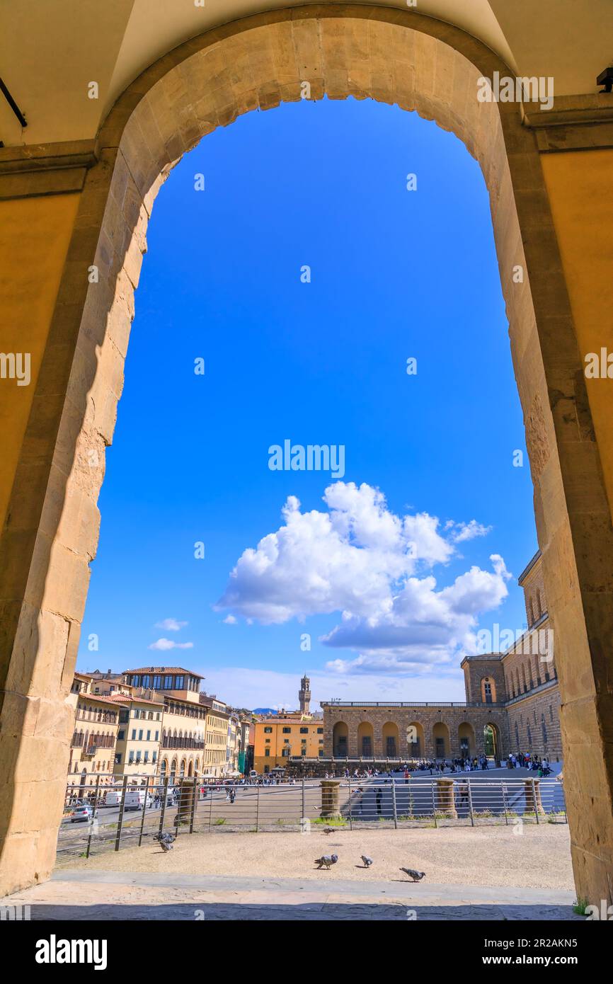 Werfen Sie einen Blick auf den Palazzo Pitti auf der Piazza de' Pitti im historischen Zentrum von Florenz, Italien. Blick auf die Hauptfassade vom Bogen des projizierten Wins Stockfoto